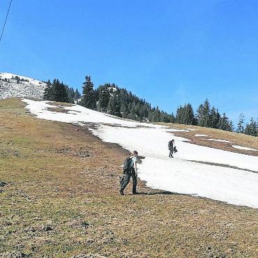 Klimagruppe Simmental: Nach den Worten folgten die Taten - Die Klimagruppe Simmental oberhalb der Mittelstation am Rinderberg auf der Suche nach liegen gebliebenem Abfall. FOTO: ZVG