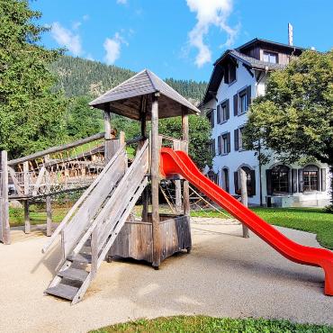 Ein Herz für Gsteig - Auf dem Spielplatz des Hotels Sanetsch dürfen die Luus-Muus-Kinder spielen. FOTO: KEREM MAURER