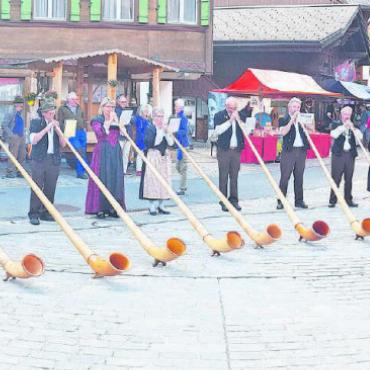 Saanenland erfüllt mit Alphornklängen - Die drei Gruppen Alphornbläserinnen und Alphornbläser in ihren schmucken Trachten beim gemeinsamen Spiel am Alpkäse- und Glockenmarkt in Saanen, dirigiert von Fritz Frautschi. FOTOS: UELI MÜLLER