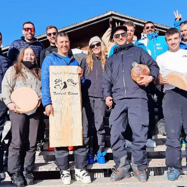Strahlende Sonne, spannender Sport und viel Geselligkeit - Sieger Teamwertung: v.l. 2. Saanen Bank; 1. Ueli Reichenbach AG; 3. Gobeli Bau. FOTOS: ZVG