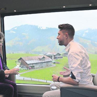 Von Interlaken nach Gstaad ohne Umsteigen: der Testbericht - Blick durch die extragrosse Panoramascheibe der Prestige-Klasse.