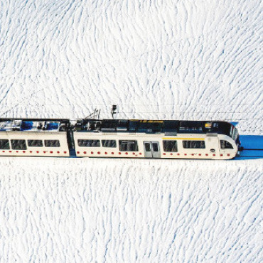 Mit dem Schneezug ins Saanenland - Mit dem Schneezug von Palézieux ohne Umsteigen ins Saanenland. FOTO: TPF/LAURENT SCIBOZ