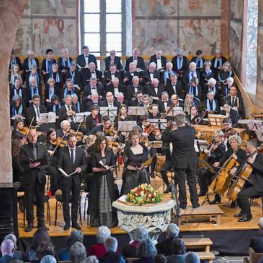 Sängerinnen und Sänger gesucht! - Chor und Orchester füllen die Bühne der Mauritiuskirche in Saanen, ein besonderes Erlebnis auch für die Musizierenden. FOTO: PHILIPPE CHEVALIER