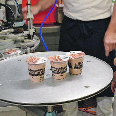 «Schoggi oder Chäs?» - Lecker: selbstgemachter Schokojoghurt.