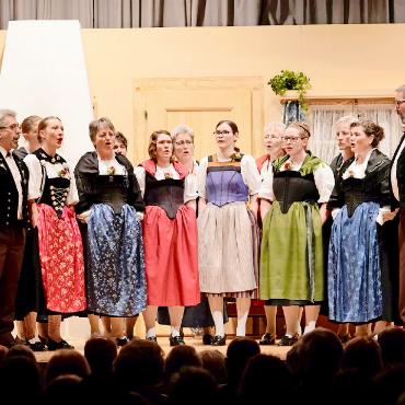 Das Chörli Lauenen lädt ein - Das Chörli in ihren hübschen Trachten aus dem Saanenland und der übrigen Schweiz verzaubern das Publikum mit ihrem Gesang. FOTOS: HANS BETTLER