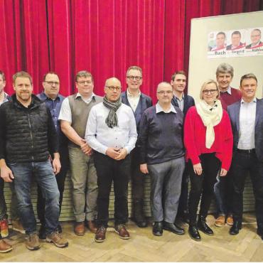 Gemeinsam zum Ziel – interessanter Wahlanlass im Landhaus Saanen - 14 Personen nutzten die Gelegenheit, sich in Saanen den Wähler:innen vorzustellen: (vlnr) René Müller (SVP), Philipp Reber (FDP), Jürg Grünenwald (SVP), Thomas Kernen (FDP), Reto Siegrist (SVP), Andreas Müller (FDP), Raphael Lanz (SVP), Mario Hählen (SVP), Simon Bach (SVP), Astrid Bärtschi (Mitte), Hans Schär (FDP), Philippe Müller (FDP), Daniel Bichsel (SVP) und Anne Speiser (SVP). FOTOS: SVP SAANEN/FDP SAANENLAND