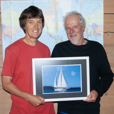 «Leben braucht extrem viel Zeit!» - Silvia Widmer und Rolf Wey mit einem Bild ihrer Segelyacht Betonia vor einer Weltkarte, auf der sie Ihre gesegelten Routen eingetragen haben. (Fotos: AvS und zvg)