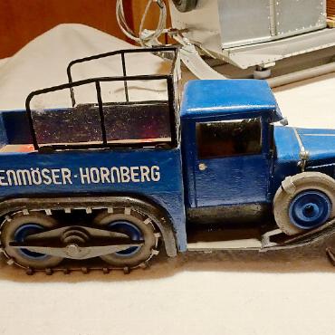 Vierter Mösner Stammtisch zum Thema «Funi» - Mit einem solchen (nachgebauten) Raupenbus Cabriolet GMC Chevrolet konnten bis zu 12 Personen zum Funi beim Lochstafel geführt werden.