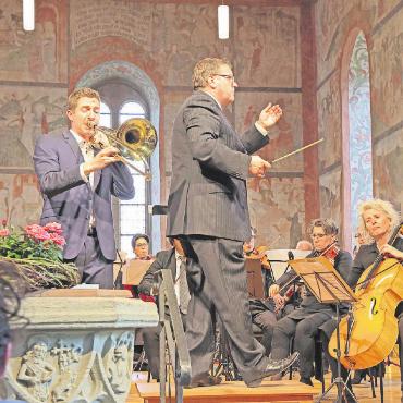 Sensationelle Posaunendarbietung am Osterkonzert - Der junge Solist Tobias Lang, Soloposaunist der Oper Zürich, zeigte musikalisch wie technisch die ganze Palette. FOTO: FRITZ WAMPFLER