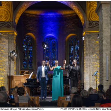 Stimmen Afrikas – ein Konzertabend voller Glanz, Seele und Erinnerung - Die drei Musiker nehmen in der romanischen Kirche Rougemont den Applaus für ihren berührenden «Stimmen Afrikas»-Abend entgegen. (Foto: Patricia Dietzi)