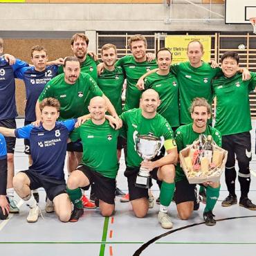 «Die wo am Schluss no da si» und «Les Fils de But» triumphieren am 27. Hallenturnier des FC Sarina - Das Podest der Herren: v.l. zweiter Rang, «Dolores F.C.»; erster Rang, «Les Fils de But»; dritter Rang, «Sunday League Kickers».