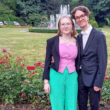 Startkapital für eine Zukunftsperspektive - Sina Hefti (links), Note 5,7, aus Schönried: Sie wird an der Universität Bern Physik und Astronomie studieren. Und weil sie das schon lange vorhatte, besuchte sie eine Klasse in Interlaken, weil das Fach Physik in Gstaad nicht im Angebot (oder höchstens online) steht. Auf dem Bild rechts: Flavio Jungen, ebenfalls Note 5,7, Spiez.