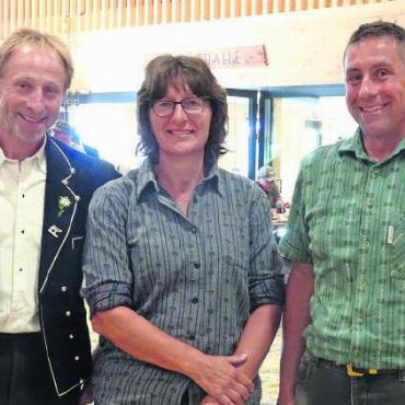 Verdiente Missen und Mister an der Ziegenamtsschau - Sie richteten die 200 Ziegen zügig und vergaben die Titel: Samuel Amstutz, Schwanden, Barbara Fuchs, Brienz, und Bernhard Fischer, Dagmersellen.
