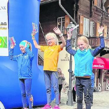 Kidsrun mit neuer Startzeit und Strecke - Das Podest der Mädchen 3: 1. Zoe Bach, Turbach; 2. Jil Haldi, Fun and Run Thun; 3. Sofia Lüthi, TV Saanen-Gstaad. FOTOS: CHRISTIAN MÜLLENER
