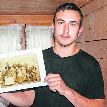 3000 Namen über 13 Generationen in 10 Jahren - Martin Aellen mit seinem Lieblingsfoto: Darauf zu sehen sind seine Ururgrosseltern mit ihrer Schwiegermutter und allen Geschwistern.