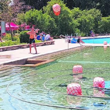 SLRG-Rettungsschwimmteam erreicht den vierten Rang in Grenchen - Remo beim Rettungsball werfen.