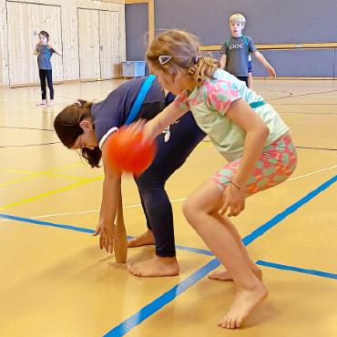 Dynamische Vielfalt am Sporttag in Schönried - Keulen-Völkerball: blitzschneller Wechsel von Verteidigung und Angriff.