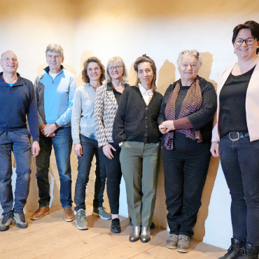 Maternité Alpine zieht ins Spital – geplante Geburten werden pausiert - Keine leichte Aufgabe für die Co-Betriebsleitung und Verwaltung der Genossenschaft (Foto rechts) dagegen war, sich für eine Pausierung der geplanten Geburten zu entscheiden: (von links) Martin Hefti (Vizepräsident), Hans Schär, Ursula Michel, Anne Speiser (Betriebsleiterin), Susanne Reber (Co-Betriebsleite-rin), Marianne Haueter, Andrea Linder (Co-Betriebsleiterin). Es fehlen Alexandra Schläppi, Tabitha Perreten. FOTO: SONJA WOLF