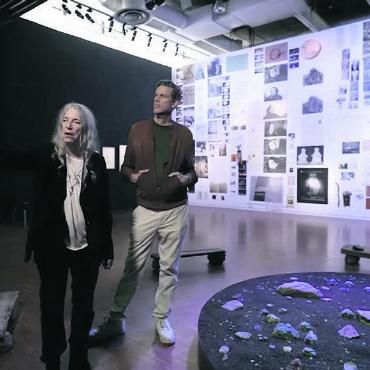 Der Sound-Sammler - Patti Smith und Stephan Crasneanscki führen durch die Ausstellung «Evidence» im Centre George Pompidou. Im Youtube-Videoclip sieht man eindrücklich die vielen Puzzleteile, die sie in achtjähriger Zusammenarbeit zusammengetragen haben. Vorne rechts die Pejote-Pflanzen, mit denen der französische Schriftsteller Artaud in Trancezustände fiel, hinten an der Wand Zeichnungen, Fotos und andere «Beweisstücke», die den Weg zur Wahrheitsfindung der drei französischen Autoren Artaud, Rimbaud und Daumal dokumentieren. FOTO: BILDSCHIRMFOTO YOUTUBE