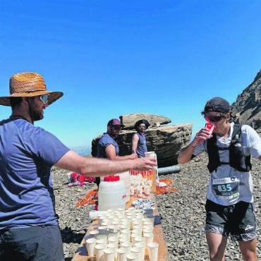 Glacier 3000 Run: Super Wetter, gute Stimmung, starke Leistungen - Schnell eine Stärkung bei der Verpflegungsstation Moräne, bevor es sportlich weitergeht.