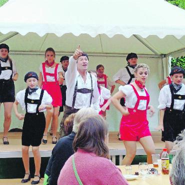«Schön isches gsy» - Mit wechselnden Kostümen setzte sich die Junioren-Stepptanzgruppe «Crazy Feet» am Ländlerfest 2010 in Saanen gekonnt in Szene.