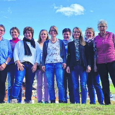 Vorstand wieder komplett besetzt - Der Vorstand des Frauenvereins Lauenen: v.l. Therese Trachsel, Rosmarie Brand, Barbara Zumbrunnen, Martina von Siebenthal, Monika von Siebenthal, Rita Annen, Nathalie Ryter, Irene Reichenbach und Ursula Trachsel. FOTO: ZVG