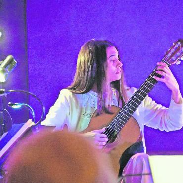 Tango fürs Herz - Florencia Schroeder und ihre Gitarre verschmolzen förmlich miteinander.