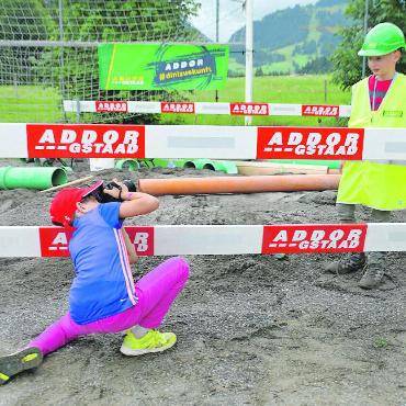 Mini-Gstaad: «Hier regieren wir Kinder!»   - Chiara legt sich ins Zeug! Wie kann man Samy noch besser einfangen? FOTO: SONJA WOLF