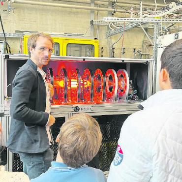Auf dem Weg zur unbegrenzten Energiequelle – Projekttag von Young Impact - Am Nachmittag konnten die Schüler im Plasma Center der EPFL Einblicke erhalten, wie im Reaktor auf Hochtouren an der Kernfusion geforscht wird. FOTOS: IMPACT GSTAAD