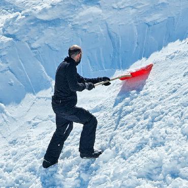 Spannung beim Banked Slalom dank Nachwuchstalenten - Schaufeln, schaufeln, schaufeln: Alles für die perfekte Piste.