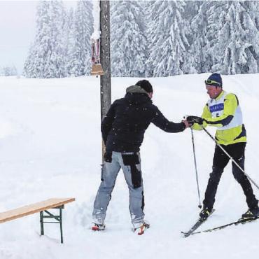 3. Internationaler Birkhuhnlauf «ungebalzt» - Loipenfahrer Marcel Dänzer hat einen chüschtigen, erfrischenden Tee bereit und verpflegt Nüjebärg-Bergvogt Heinz Wittwer für die letzte Runde beim internationalen Birkhuhnlauf. FOTO: MATTHIAS KURT