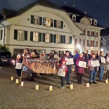 Mahnwache in Zweisimmen: Still für verfolgte Christen einstehen - An den Mahnwachen stehen Freiwillige für Menschen ein, die besonders um die Weihnachtszeit wegen ihres Glaubens bedroht werden. FOTO: CHRISTIAN SOLIDARITY INTERNATIONAL