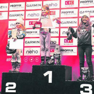 Rasant und schlammig: So war der Proffix Swiss Bike Cup 2022 - Zoe Trabucchi triumphierte beim letzten Cuprennen in Gstaad und sicherte sich in der Kategorie Mädchen U9 den Gesamtsieg im Proffix Swiss Bike Cup 2022 vor Liv Wisler auf Rang 2 und Noemi Held auf Rang 3.