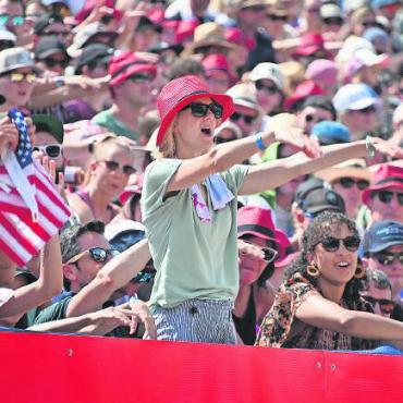 Sommer, Sonne, Stimmung: Swatch Beach Pro Gstaad 2023 - Die Hundertprozentige: Sie macht jeden Move zu einhundert Prozent mit – ihr doch egal, was die anderen machen.