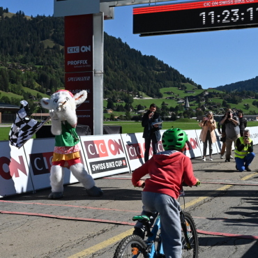 Mountainbikespektakel neben dem Gstaad Airport