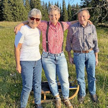 Dritte Sagenwanderung schenkt sagenhafte Resonanz - Die Eltern Rösi und Hans Eymann mit Tochter Regula Dänzer. Hans schrieb die köstliche Berggeschichte und Regula erzählte in fesselndem Simmentaler Dialekt.