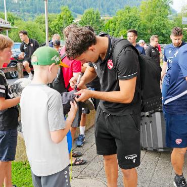 FC Thun: Super-League-Vorbereitung im Saanenland - Nähe zum Nachwuchs: Die Fussballspieler nehmen sich Zeit für die jungen Fans.