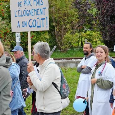 Das Pays-d’Enhaut steht auf: Hunderte demonstrieren für ihren Gesundheitsstandort - Auch die lokalen Hausärzte marschierten mit.