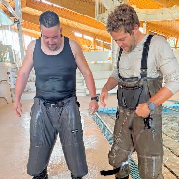 Mit Gummistiefeln ins Becken: Saaner Angelfischer testen den Ernstfall - Die Hosen haben sich mit Wasser gefüllt. FOTOS: CLAUDIA HEINE