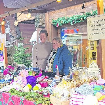 Stimmungsvoller Weihnachtsmarkt in Saanen - Léonie Müller und eine ihrer acht Lismerinnen freuten sich über den regen Marktbesuch. In ihrem GyBi-Lädeli im Samuel-Würsten-Haus findet man ein reiches Angebot an handgefertigten Spezialitäten, Souvenirs und Deko-Artikeln.