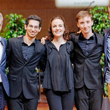 Gabriel Pernet gewinnt Neeme Järvi Prize 2024 - Die auserkorenen Nachwuchstalente mit Artistic Director Christoph Müller (rechts) und Johannes Schlaefli, Head of Teaching der Gstaad Conducting Academy (links).