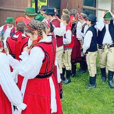 HV des Vereins Vepass - Reges Treiben am Erntedankfest im Nachbardorf Abud. Die Kinder tragen die Szekler-Tracht.
FOTO: ZVG