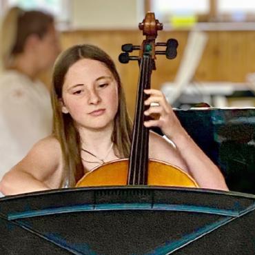 Höhepunkte im Musikunterricht: Certificats-Prüfungen mit Bravour gemeistert - Anaïs Beetschen, Violoncello, Gsteig. FOTOS: ZVG