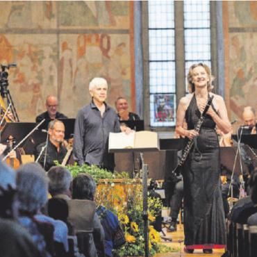Mozart-Nacht: ein perfekt vollendetes Mosaik - Nach einem überwältigenden Beifall verbeugen sich die Musikerinnen und Musiker freudig. Kameradschaftlich würdigen sie sich untereinander – schliesslich war es ja ein gelungenes Gemeinschaftswerk, ein Miteinander auf höchstem Niveau. FOTOS: RAPHAEL FAUX/GSTAADPHOTOGRAPHY.COM
