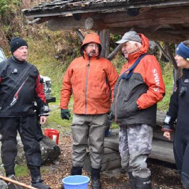 Abtauchen, auftauchen, aufräumen: Arnenseeputzete - Gemeinsam besprechen sie den Ablauf des nächsten Tauchgangs: (von links) Walter Aebi, Marcel Burri, Gérard Castella und Madlen Heim.
