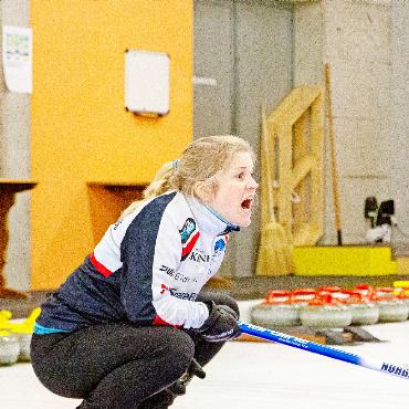 Gstaad in schottischer Hand: Dodds und Mouat gewinnen das Mixed-Doubles-Curling-Turnier 2024 - Das Team Schottland (Jenn Dodds und Bruce Mouat, rechts) gewann gegen die Mitfavoriten Norwegen (Kristin Skaslien und Magnus Nedregotten, links).
