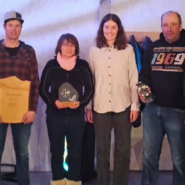 Miriam von Siebenthal und Benjamin Mösching sind Clubmeister - Wanderpreisgewinner:innen bei den Erwachsenen: v.l. Benjamin Mösching (Clubmeister), Thomas Mösching, Arlette Perreten, Miriam von Siebenthal (Clubmeisterin), Hansjakob Bach und Dominik Matti; es fehlt Rosmarie Dubi.