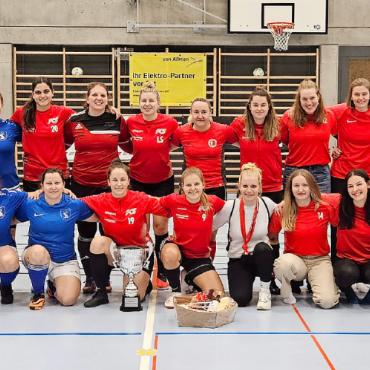 «Die wo am Schluss no da si» und «Les Fils de But» triumphieren am 27. Hallenturnier des FC Sarina - Das Podest der Frauen: v.l. zweiter Rang, «Smurfladies«; erster Rang, «Die wo am Schluss no da si»; dritter Rang, «Mis persönliche Lieblingsteam». FOTOS: ZVG