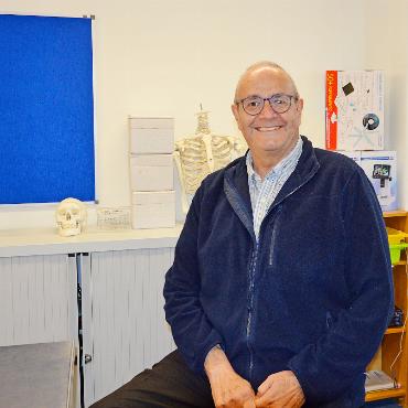 Ein grosses Herz für eine kleine Schule – Henri Behar sagt Adieu - Die Schule ist sein Zuhause, im Lab fühlt er sich fast wie in seinem Wohnzimmer. FOTOS: SONJA WOLF