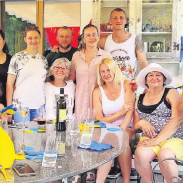 Deutschkurse für Flüchtlinge aus der Ukraine - Nach Abschluss des Kurses lud Marianne Hodel (Siebte von links sitzend) die Teilnehmenden mit Kindern zum Grillfest und Badeplausch zu sich ein.